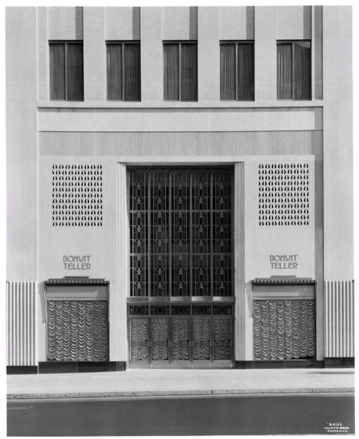A black and white photo of Wurts Bros., 55th Street and 5th Avenue. Bonwit Teller and Co.; entrance detail, 1930. Museum of the City of New York.
